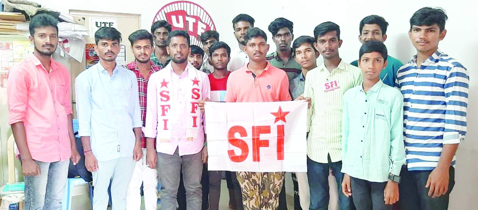 మాట్లాడుతున్న ఎస్‌ఎఫ్‌ఐ నాయకులు