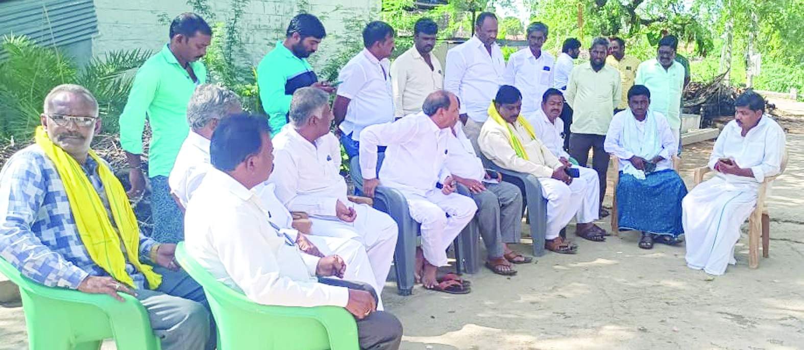 సమస్యలు తెలుసుకుంటున్న టిడిపి నాయకులు