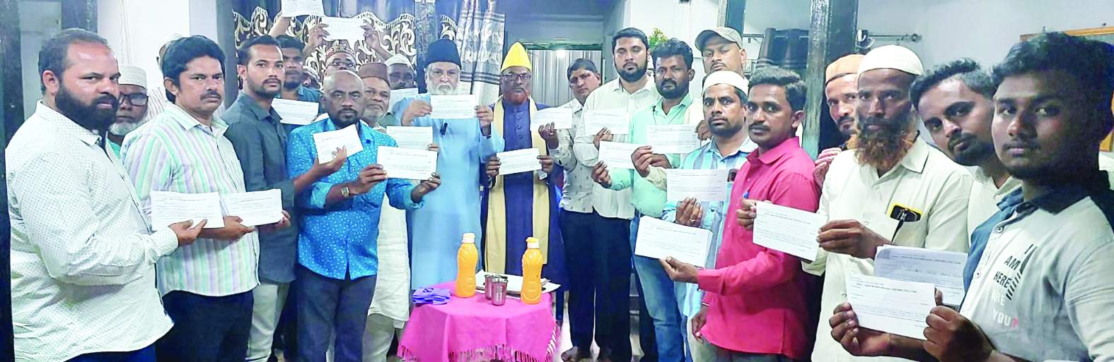 వినతి పత్రాలను చూపుతున్న మత పెద్దలు