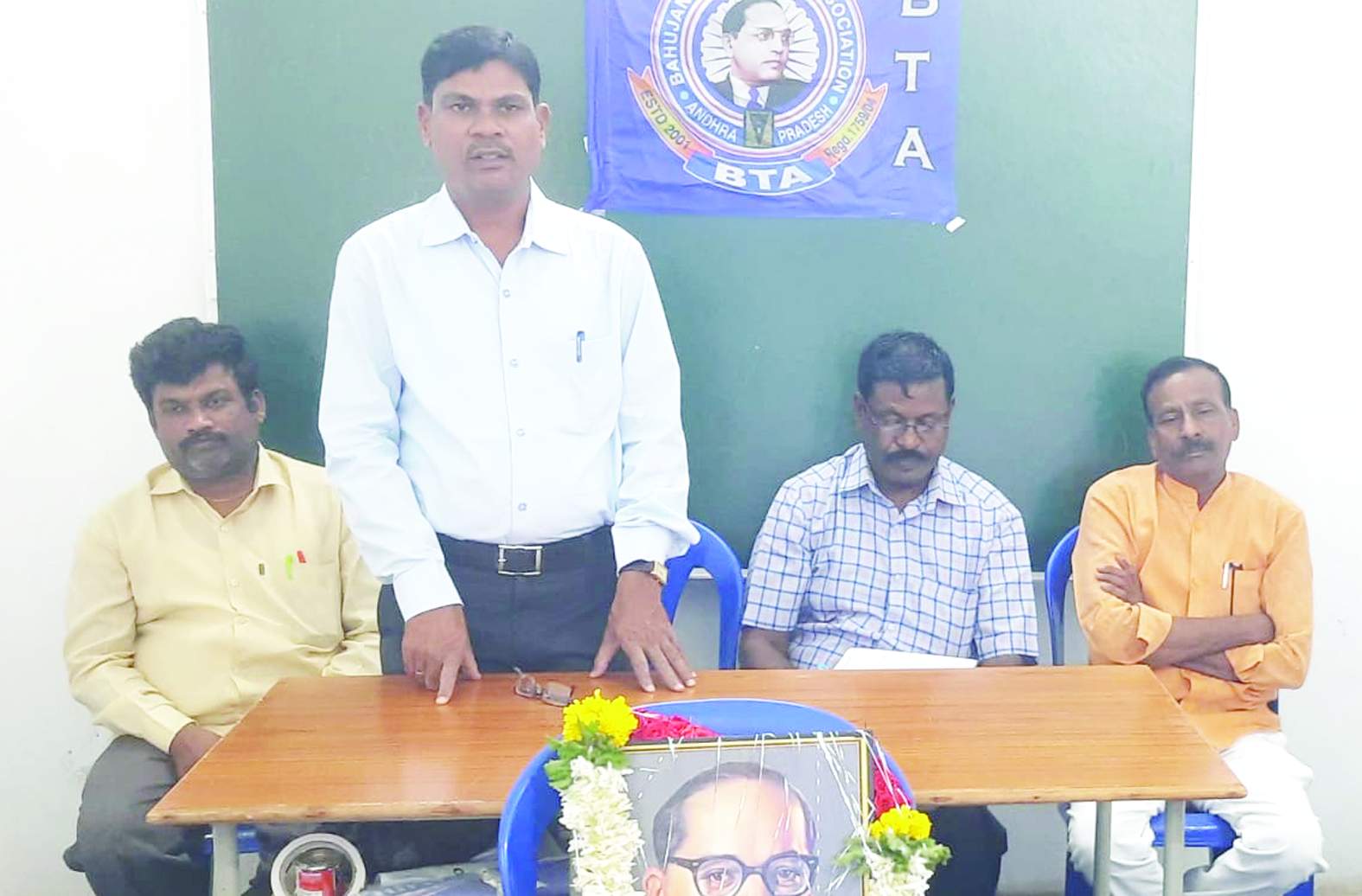 సమావేశంలో మాట్లాడుతున్న భాస్కర్‌