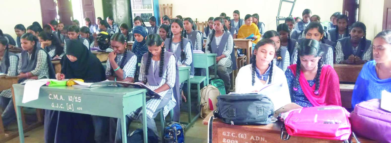 కళాశాలలో కూర్చున్న ఇంటర్మీడియట్‌ విద్యార్థులు