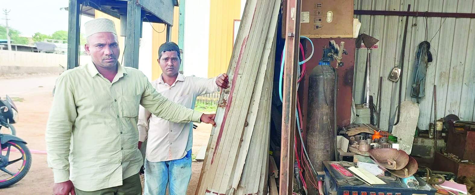 దొంగతనం జరిగిన తీరును వెల్లడిస్తున్న బాధితుడు