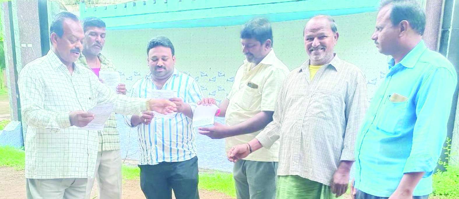 కరపత్రాలను పంచుతున్న నాయకులు