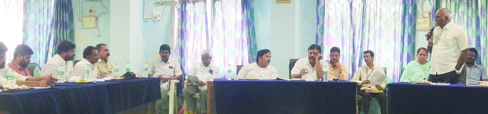 సమావేశంలో మాట్లాడుతున్న కమిషనర్‌ రఘునాథ్‌రెడ్డి