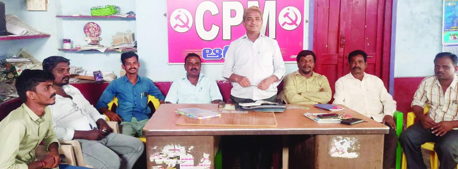 సమావేశంలో మాట్లాడుతున్న రాధాకృష్ణ