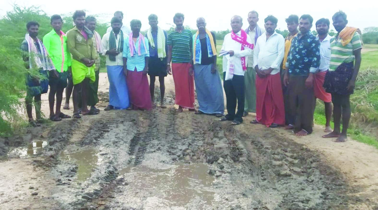 రోడ్డు దగ్గర నిరసన చేపడుతున్న నాయకులు, రైతులు