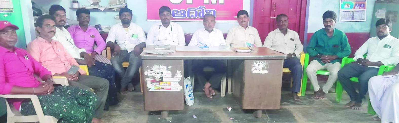 సమావేశంలో మాట్లాడుతున్న వెంకటేశులు