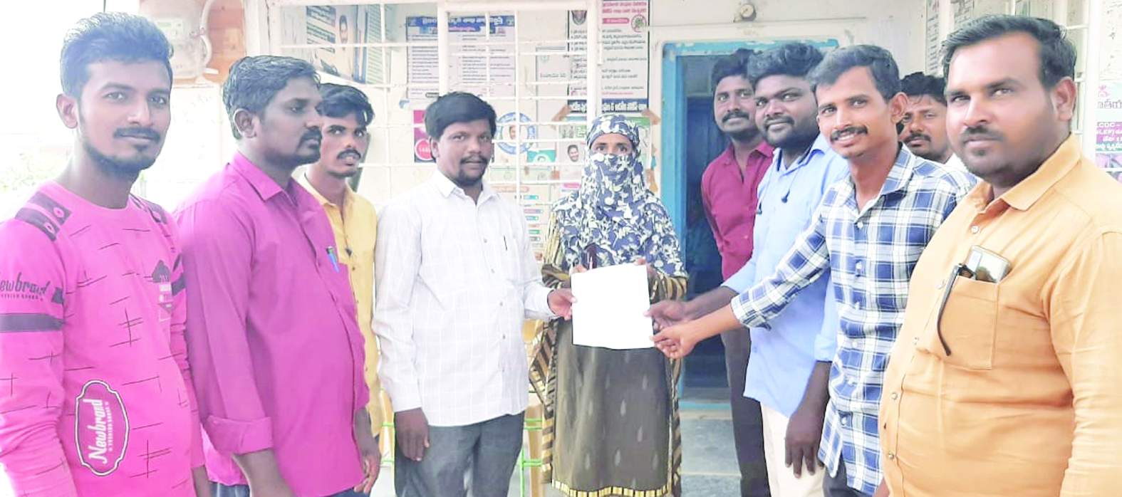 సచివాలయం సెక్రటరీకి వినతి పత్రం ఇస్తున్న నాయకులు