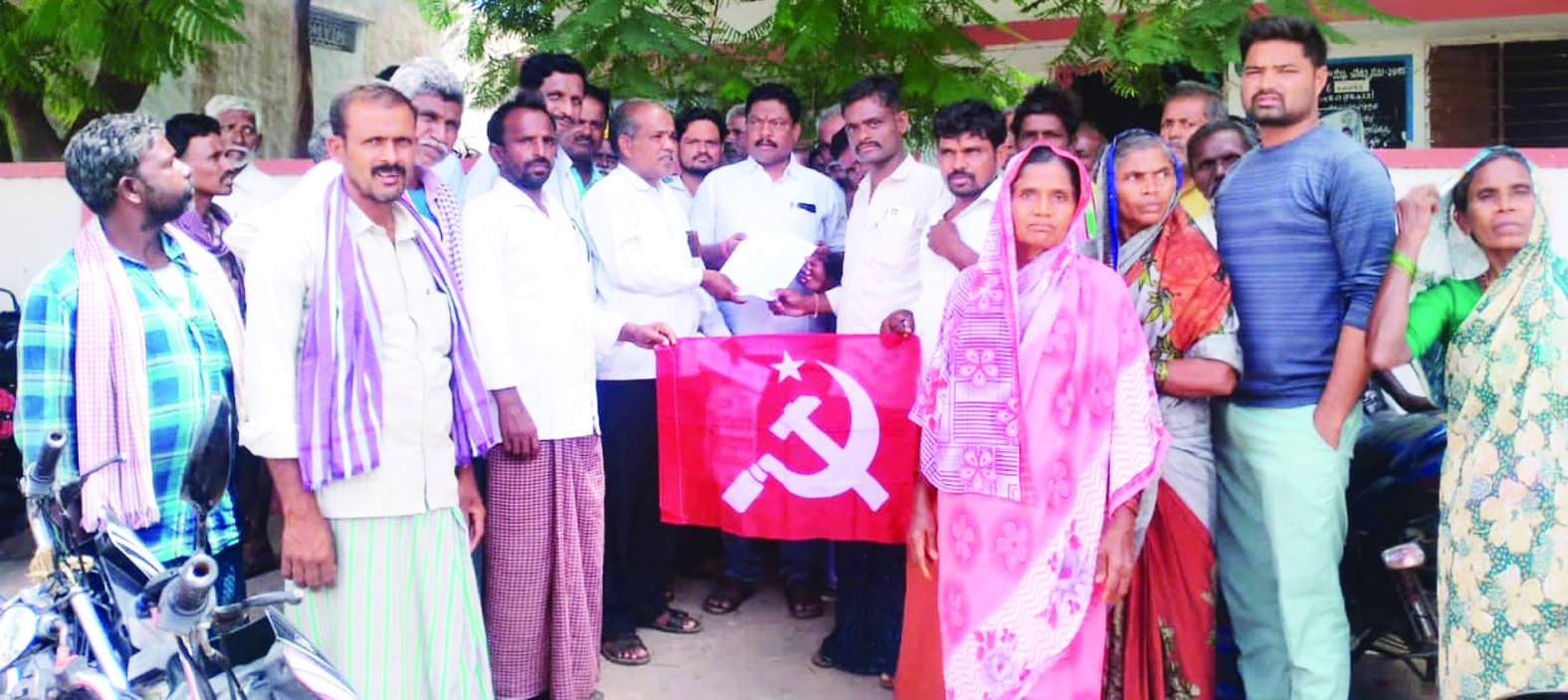 వినతిపత్రం అందజేస్తున్న నాయకులు