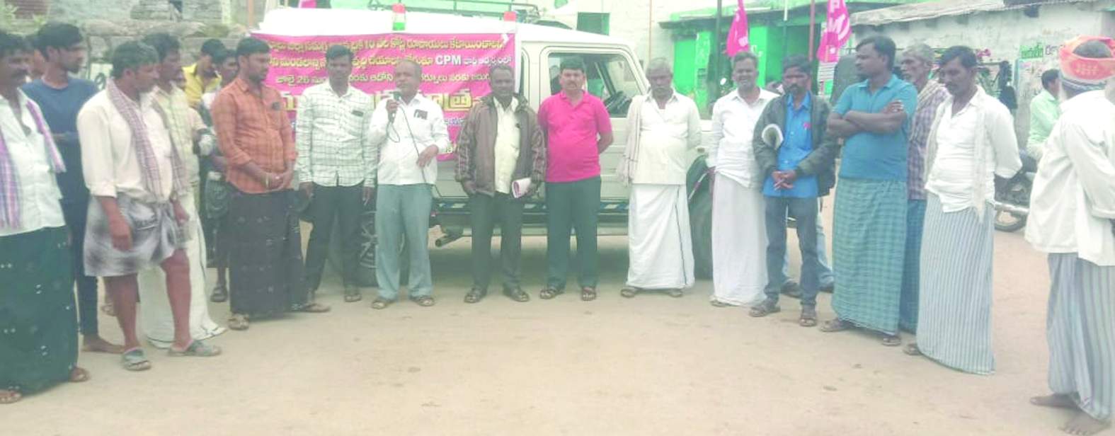 జీపు జాతాలో మాట్లాడుతున్న వెంకటేశులు