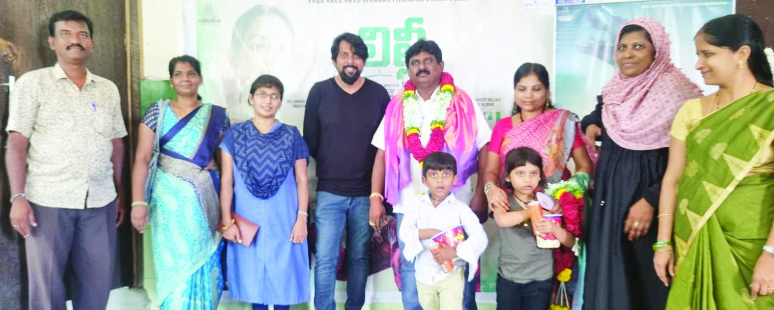 రమేష్‌ యాదవ్‌ను అభినందిస్తున్న చిత్ర యూనిట్‌