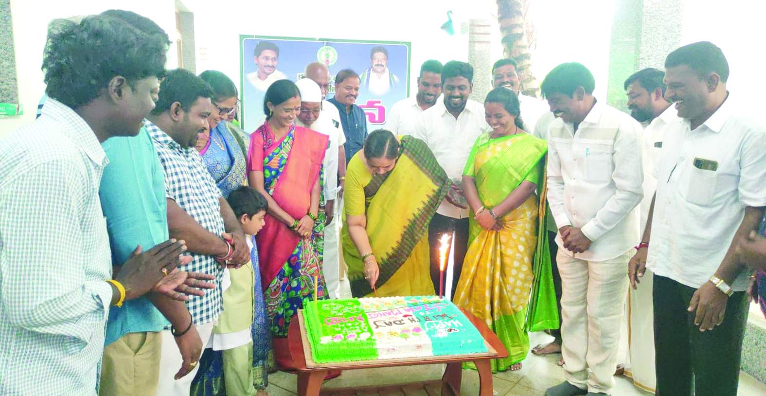 సంబరాలు చేసుకుంటున్న నాయకులు