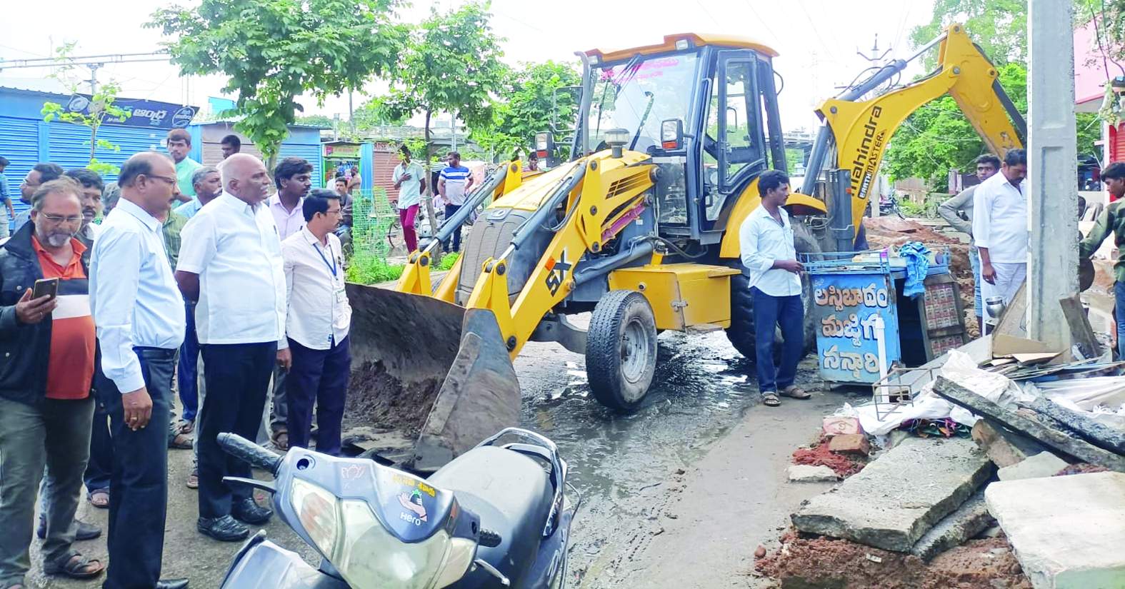 అక్రమ కట్టడాలను కూల్చివేస్తున్న అధికారులు