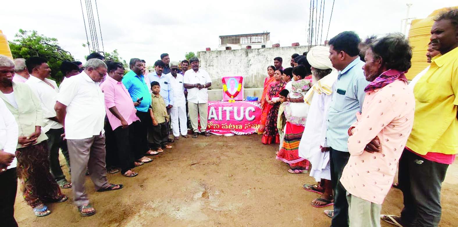 నివాళులర్పిస్తున్న నాయకులు