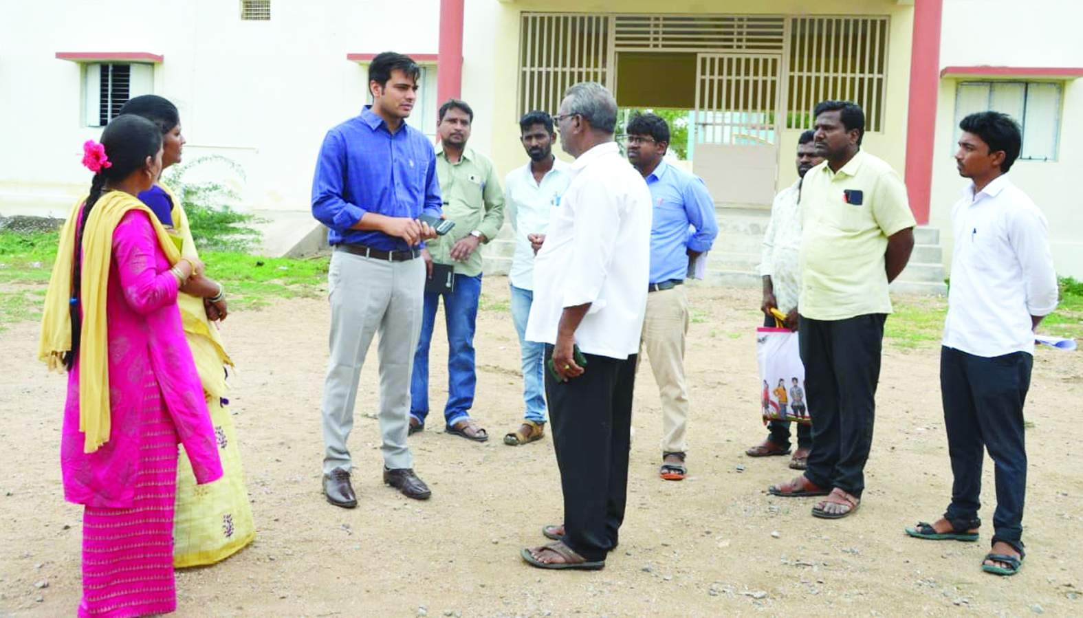 సమస్యలు తెలుసుకుంటున్న అభిషేక్‌ కుమార్‌