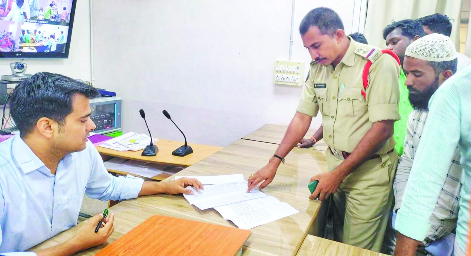 అర్జీలు స్వీకరిస్తున్న సబ్‌ కలెక్టర్‌