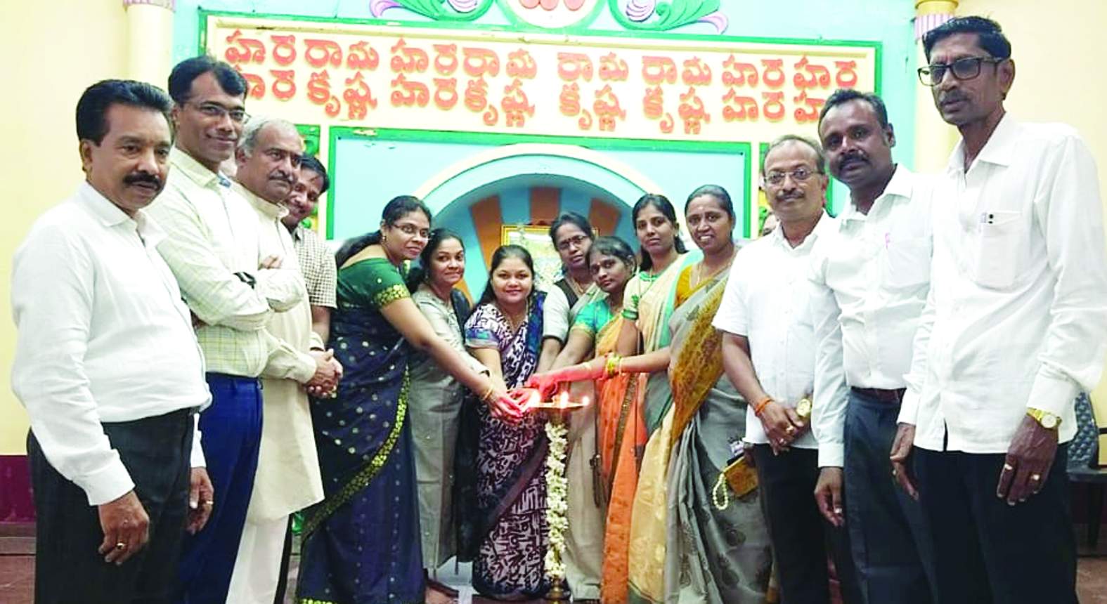 జ్యోతి ప్రజ్వలన చేస్తున్న నిర్వాహకులు