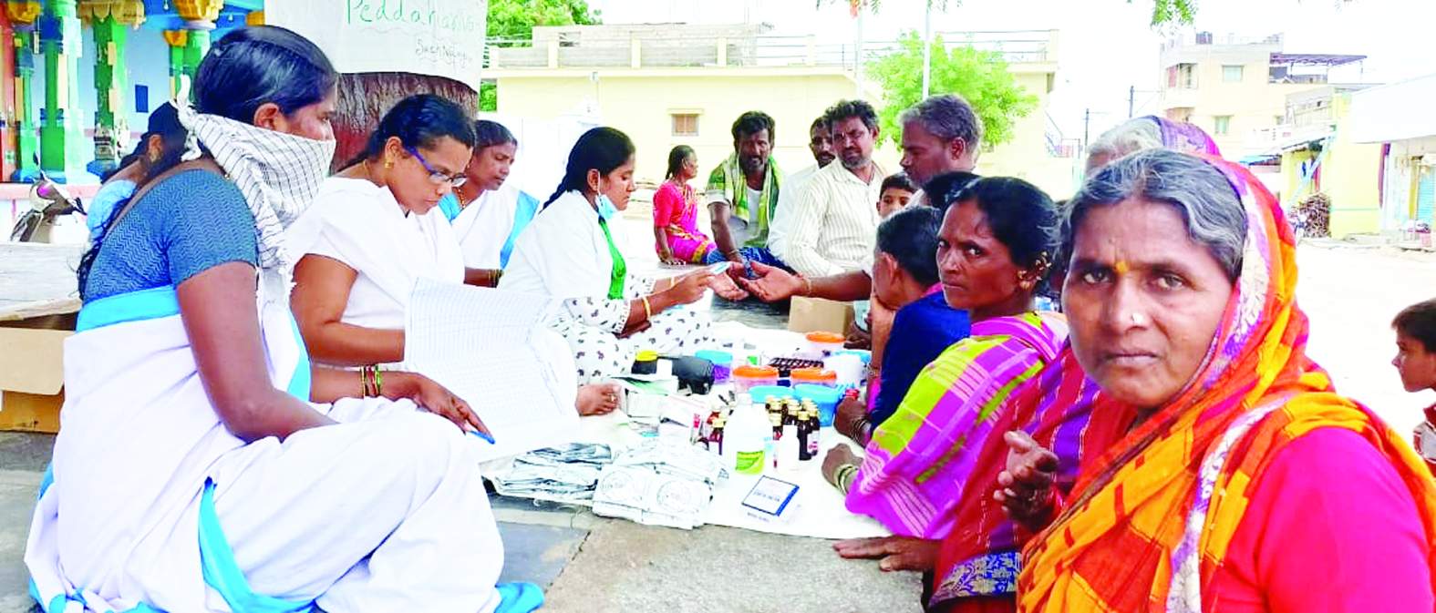 గ్రామస్తులకు మందులు పంపిణీ చేస్తున్న వైద్య సిబ్బంది