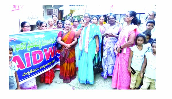 మహిళలకు రక్షణ కల్పించాలి