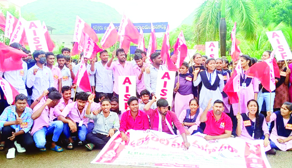 సమస్యలపై విద్యార్థుల ధర్నా