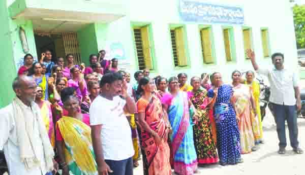 ఉపాధి హామీ పనులను పునరుద్ధరించాలని ధర్నా