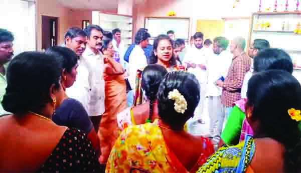 లక్కబొమ్మల తయారీపై ప్రత్యేక శ్రద్ధ