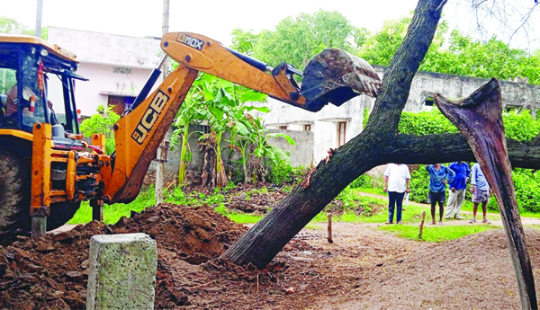 ఒంటరి మహిళపై వైసిపి సర్పంచ్‌ దౌర్జన్యం