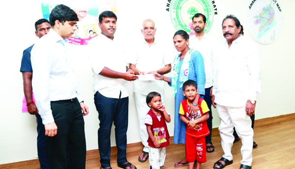 'సాహితీ ఫార్మా' మృతుల కుటుంబాలకు ఆర్థిక సహాయం అందజేత