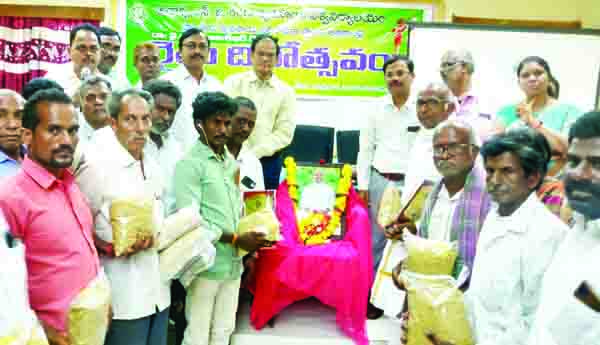సమిష్టి కృషితోనే వ్యవసాయాభివృద్ధి సాధ్యం