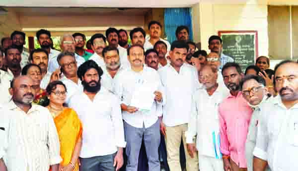 అధికారులకు ప్రజా సమస్యలు పట్టవా?