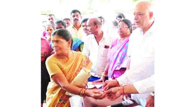 లబ్ధిదారులకు టిడ్కో ఇళ్లు అప్పగింత