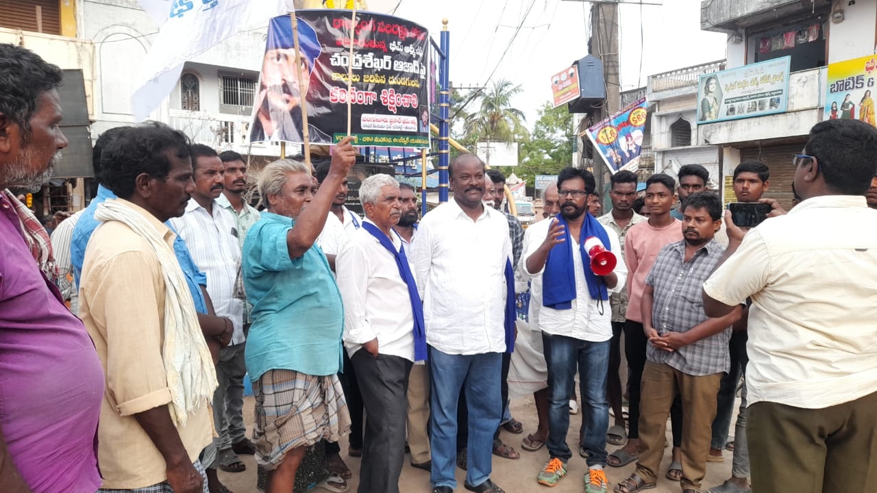 అంబేద్కర్‌ విగ్రహం వద్ద దళితుల నిరసన