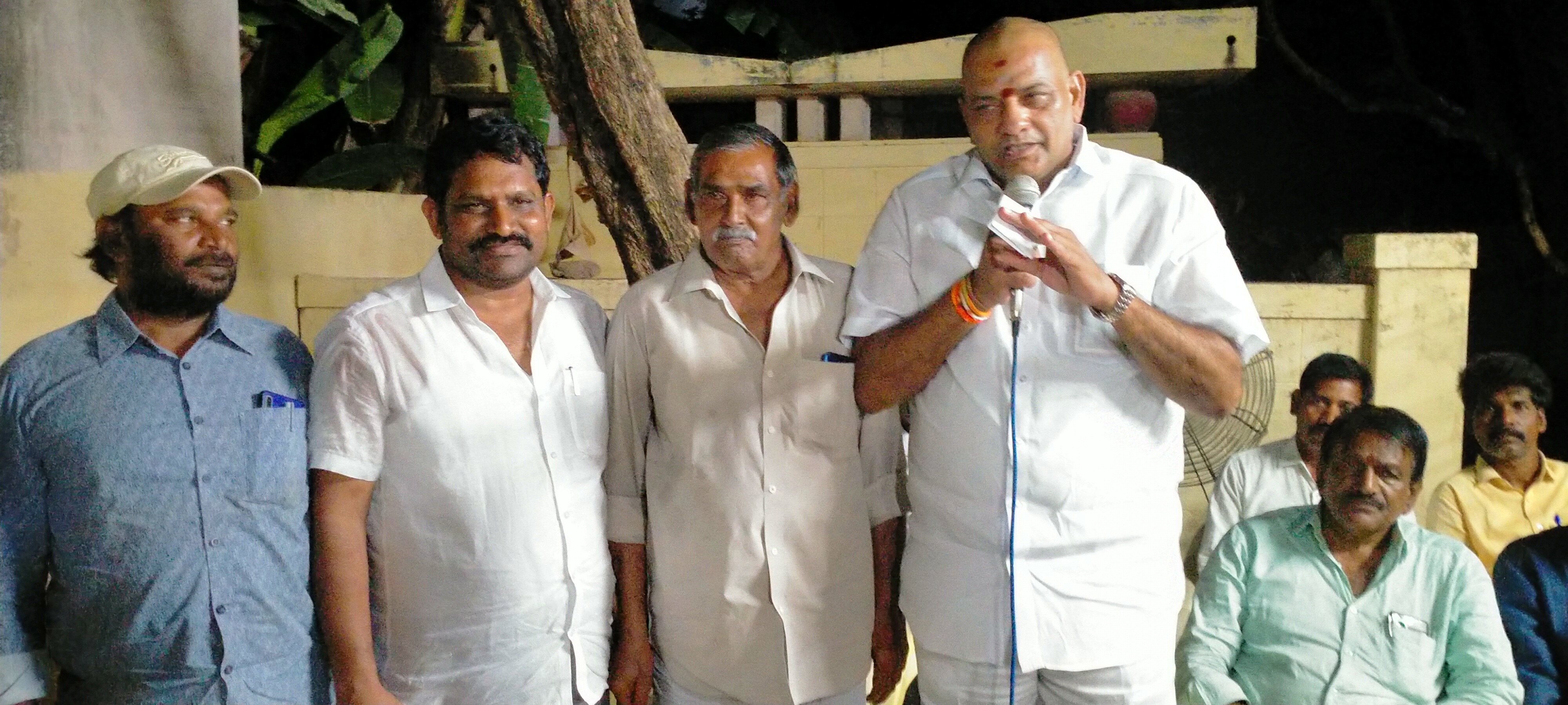 ఎంఎల్‌ఎపై మాలేపాటి మండిపాటు