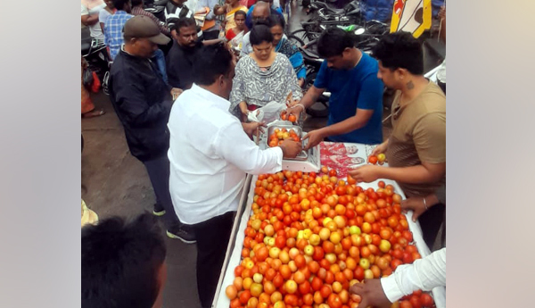 రూ. 30లకే కెజి టమోటాలు పంపిణీ