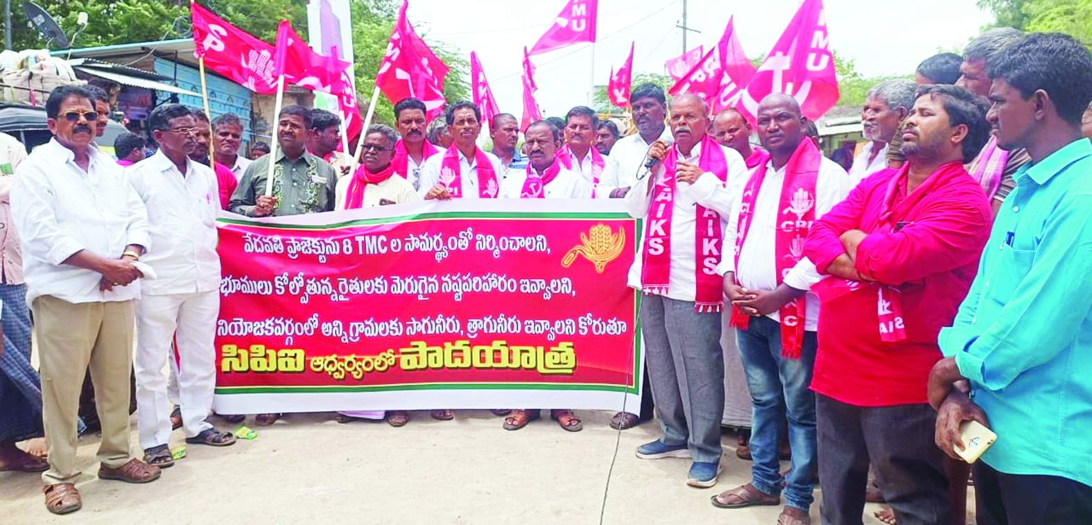 మొలగవల్లి గ్రామంలో పాదయాత్రను ప్రారంభిస్తున్న రామచంద్రయ్య