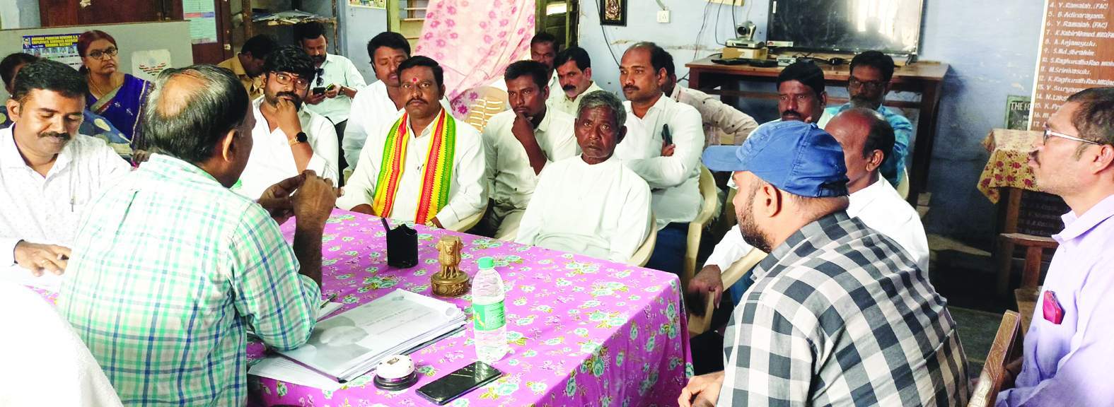 రాజకీయ నాయకులకు వివరిస్తున్న ఈఆర్‌ఒ