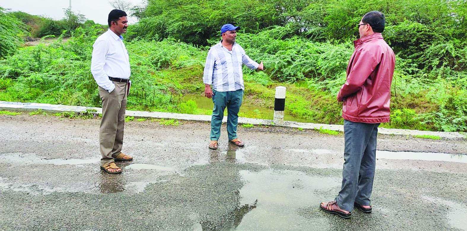 గుంతకల్‌ రోడ్డులోని కళ్లి వంకను పరిశీలిస్తున్న అధికారులు