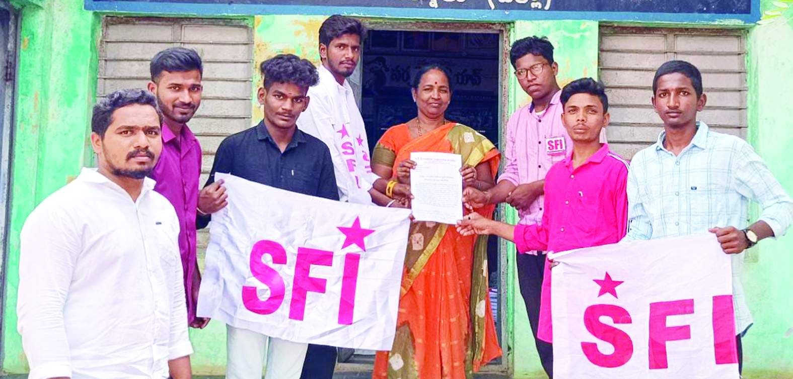 ఎంఇఒ కోమలదేవికి వినతిపత్రం అందజేస్తున్న ఎస్‌ఎఫ్‌ఐ నాయకులు