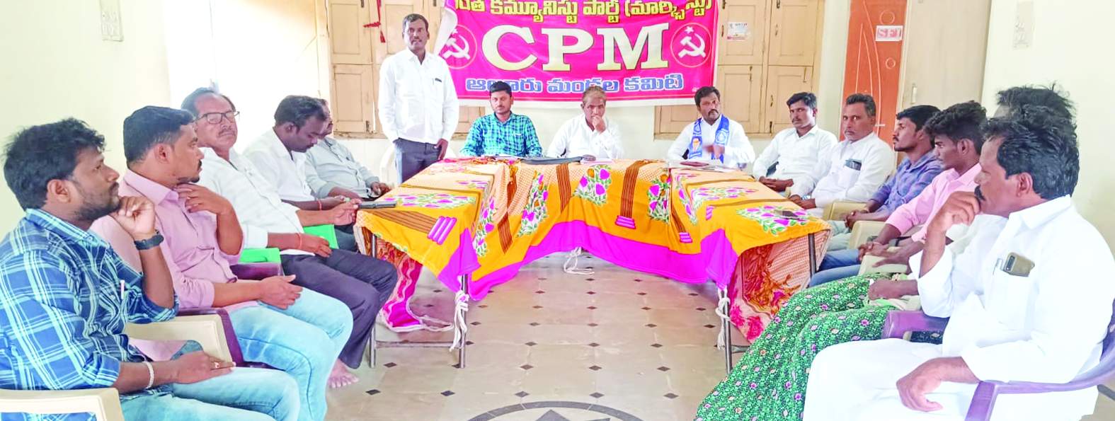 సమావేశంలో మాట్లాడుతున్న సిపిఎం హాలహర్వి నాయకులు కృష్ణ