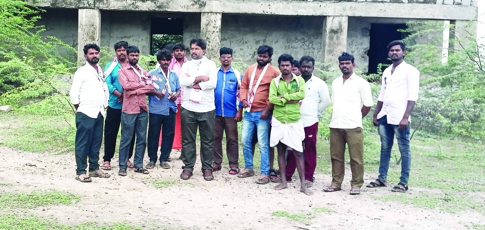 పాత డిగ్రీ కళాశాల భవనాన్ని సందర్శిస్తున్న తెర్నేకల్‌ వెంకప్ప