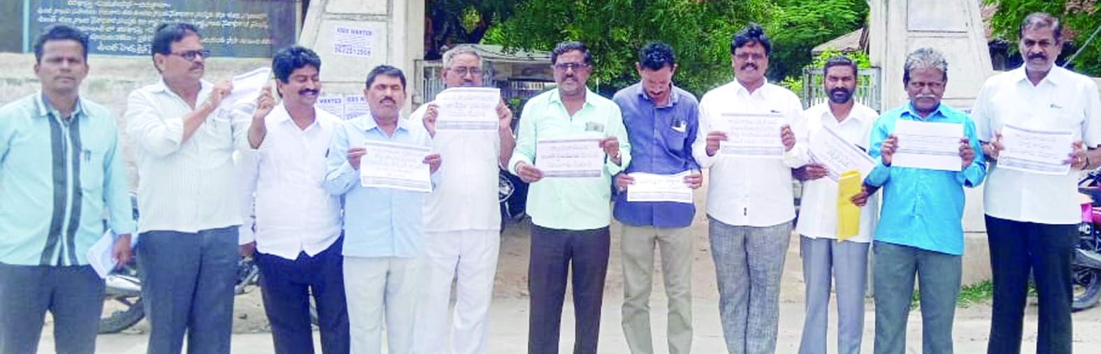 కోర్టు ఎదుట నిరసన తెలుపుతున్న న్యాయవాదులు