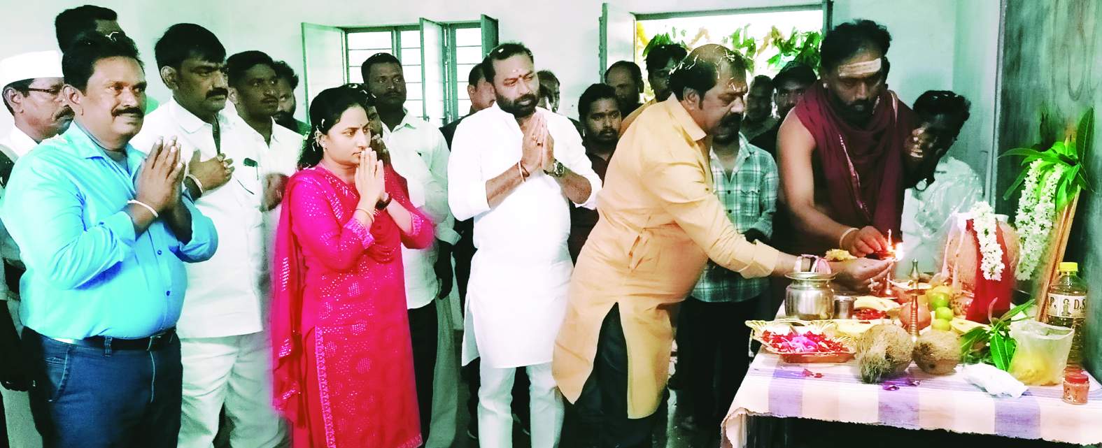 బీసీ హాస్టల్‌ను ప్రారంభిస్తున్న మంత్రి గుమ్మనూరు