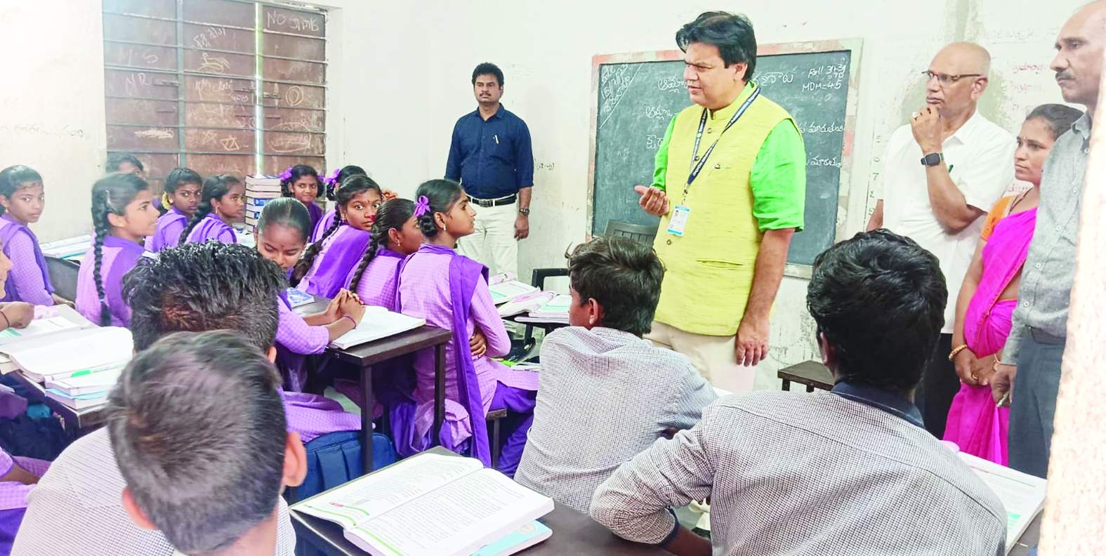 పెద్దహోతూరు జడ్‌పిహై స్కూల్‌లో విద్యార్థులతో మాట్లాడుతున్న ప్రవీణ్‌ ప్రకాష్‌