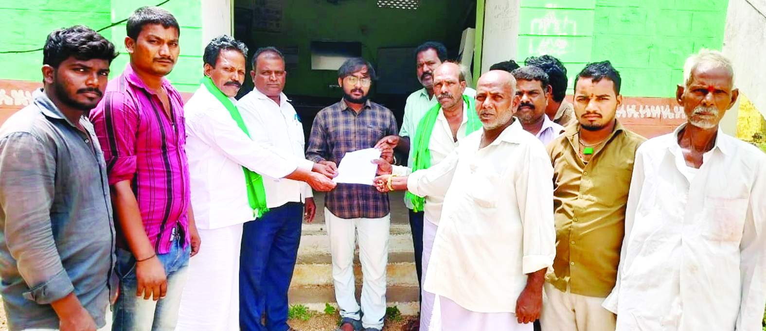 ఆర్‌బికె అధికారికి వినతిపత్రం అందజేస్తున్న రైతుసంఘం నాయకులు