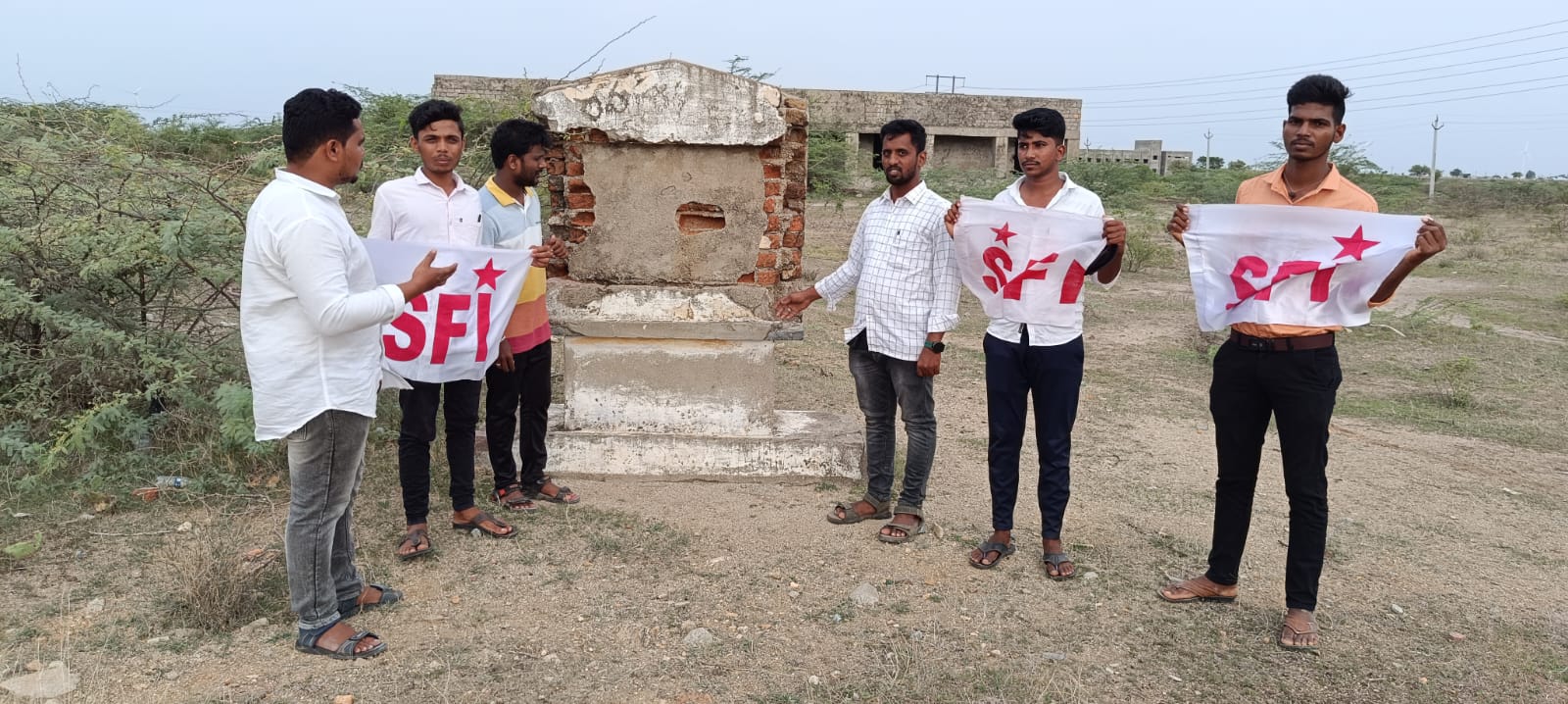 పాత కళాశాల భవనాన్ని పరిశీలిస్తున్న ఎస్‌ఎఫ్‌ఐ,డివైఎఫ్‌ఐ నాయకులు