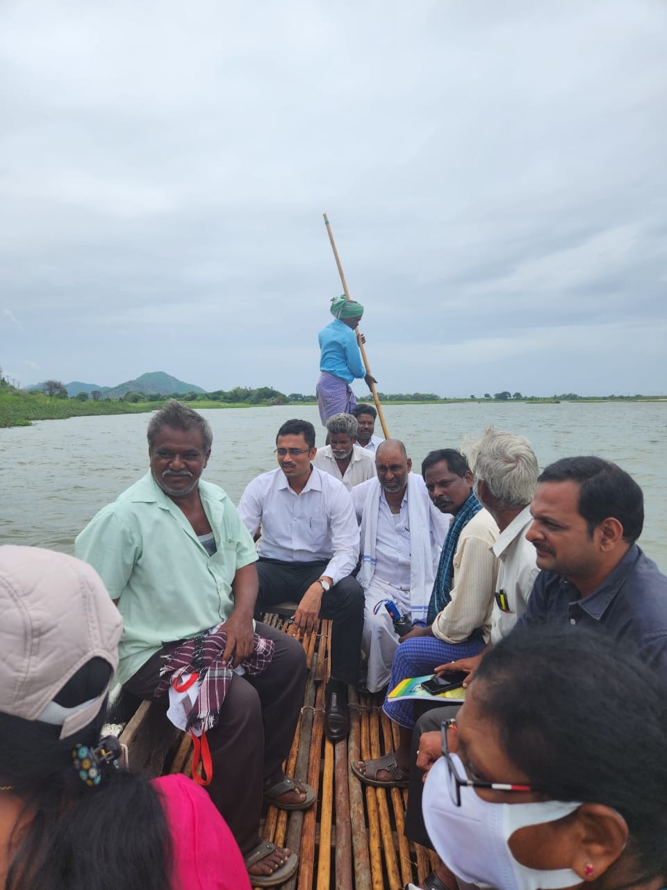 లంక పొలాల వద్దకు పడవపై జెసి