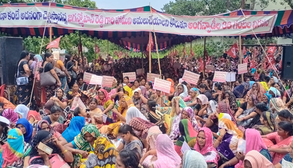 anganwadi-workers-protest-kakinada-demands