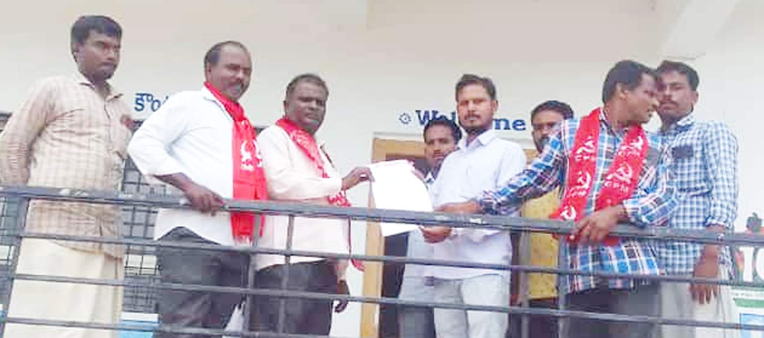 పంచాయతీ అధికారికి వినతిపత్రం అందజేస్తున్న నాయకులు