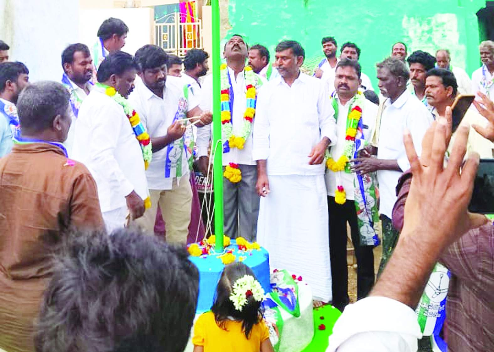 వైసిపి జెండాను ఆవిష్కరిస్తున్న సొసైటీ ఛైర్మన్‌ గోవర్ధన