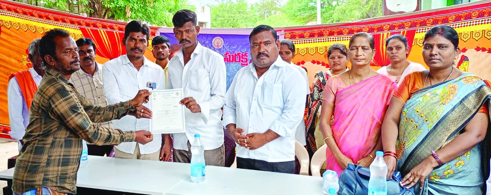 ధ్రువపత్రాలను అందజేస్తున్న నాయకులు